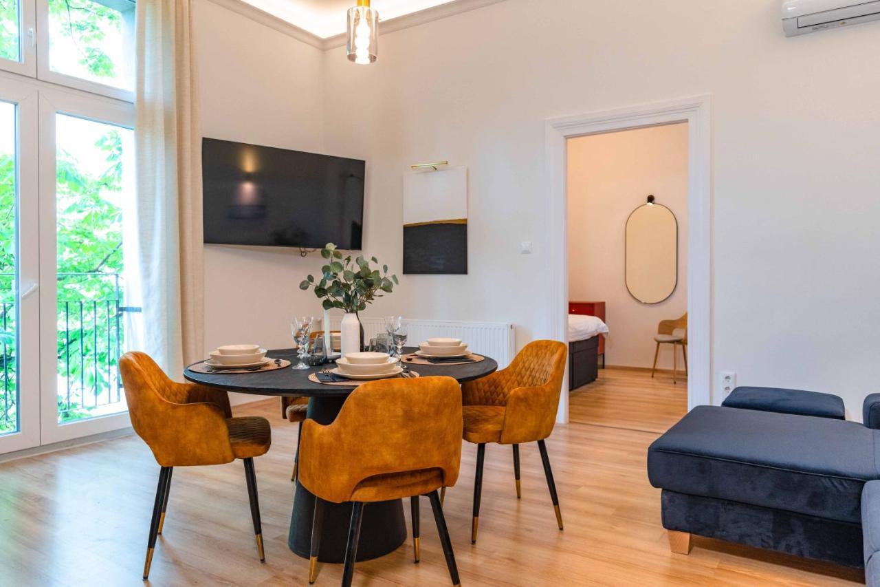 Modern Apartment French Balkony — Photos 1